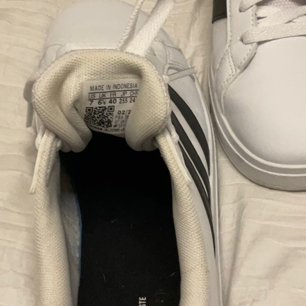 Nearly new adidas tennis shoes - Picture 3 of 3
